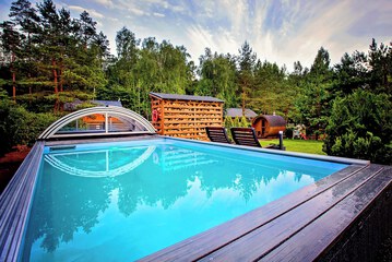 Indoor/outdoor pool