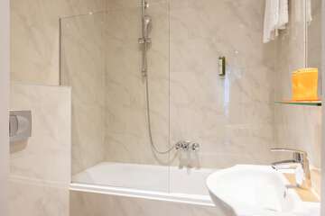 Deep soaking bathtub