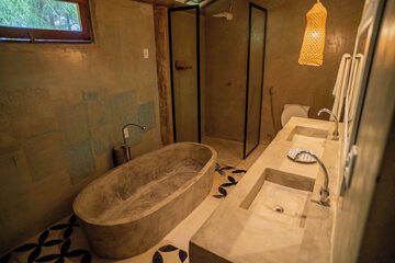 Deep soaking bathtub