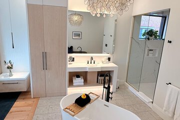 Deep soaking bathtub