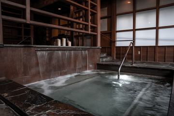 Indoor spa tub