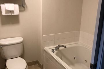 Deep soaking bathtub