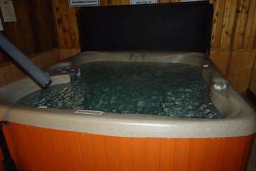 Indoor spa tub