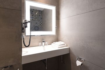 Bathroom sink