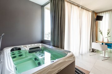 Private spa tub