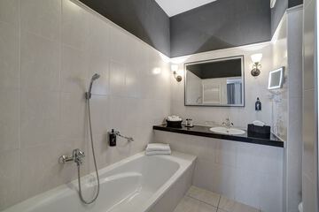 Deep soaking bathtub