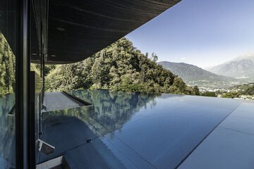 Indoor/outdoor pool