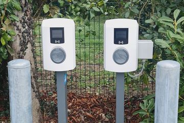 Electric vehicle charging station