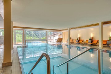 Indoor/outdoor pool