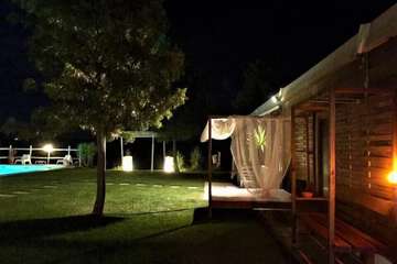 Swim-up bar