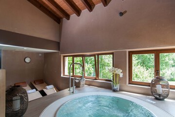 Indoor spa tub