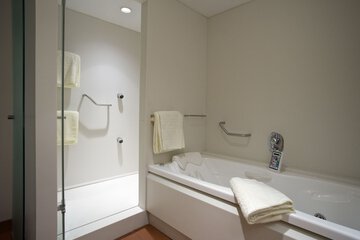 Deep soaking bathtub