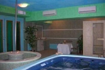 Indoor spa tub