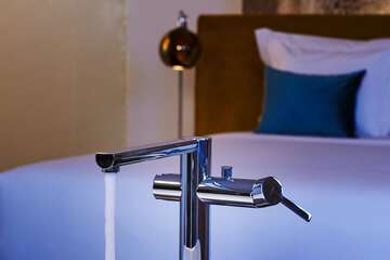 Deep soaking bathtub