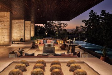 Lobby lounge