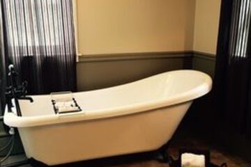 Deep Soaking Bathtub