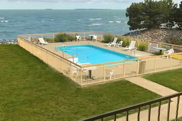 Clinton Inn & Suites