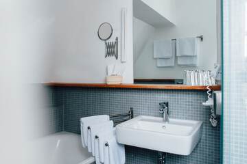 Bathroom sink