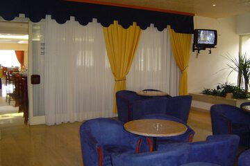 Lobby lounge