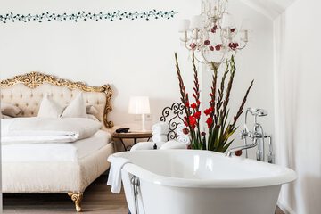 Deep soaking bathtub