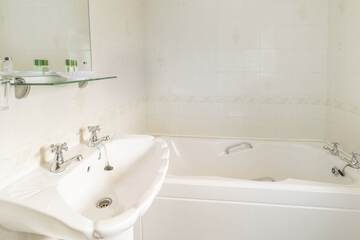 Deep soaking bathtub