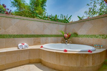 Deep soaking bathtub