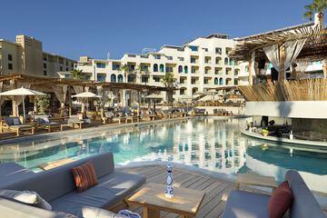 Swim-up bar