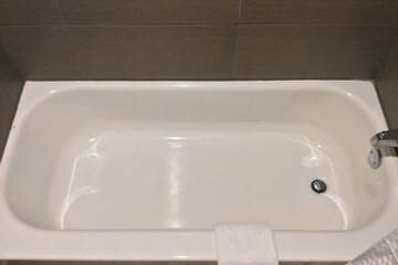 Deep soaking bathtub