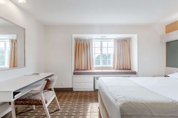 Room 12 of 18