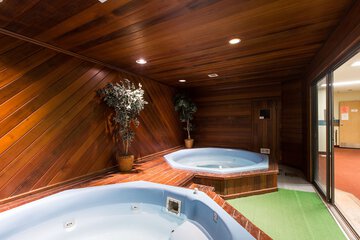 Indoor spa tub