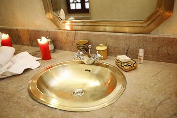 Bathroom sink