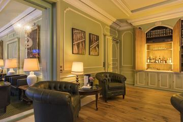 Lobby lounge