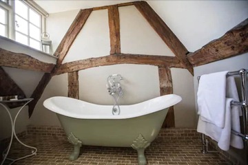 Deep soaking bathtub
