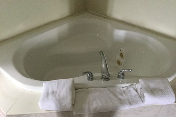 Jetted tub