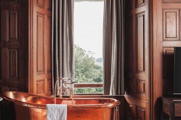 Deep soaking bathtub