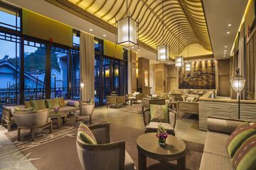 Lobby lounge
