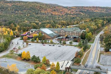 Six Flags Lodge & Indoor Waterpark