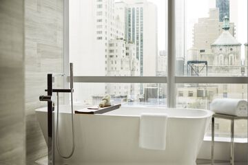 Deep soaking bathtub