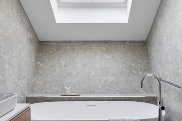 Deep soaking bathtub