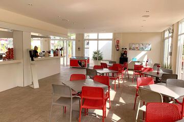 Swim-up bar