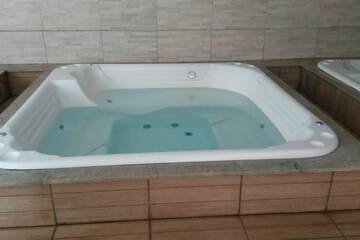 Jetted tub