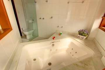 Jetted tub