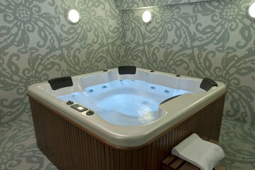 Indoor spa tub