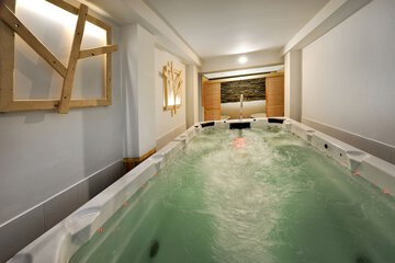 Indoor spa tub