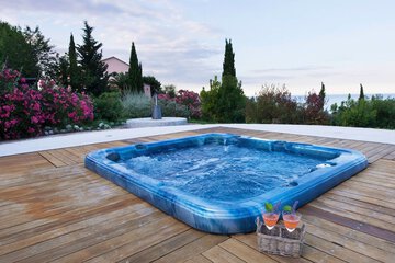 Outdoor spa tub
