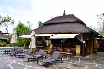 Poolside bar