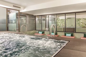 Indoor spa tub