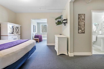 Room 105 of 149