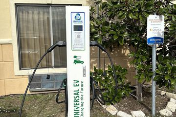 Electric vehicle charging station