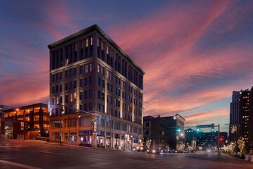 BLU-Tique Akron, a Tribute Portfolio Hotel